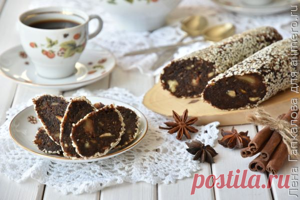 Сладкая колбаска из сухофруктов и орехов