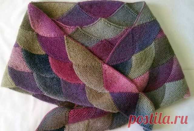 Шаль узором «Чешуя дракона» в технике пэчворк 
Вязаное полотно состоит из отдельно связанных кусочков, соединенных между собой: когда одна деталь будет связана, по краю набираются петли и вяжется другая деталь. В результате изменения направления вязания рядов получается рельефный рисунок, напоминающий чешуйки.
