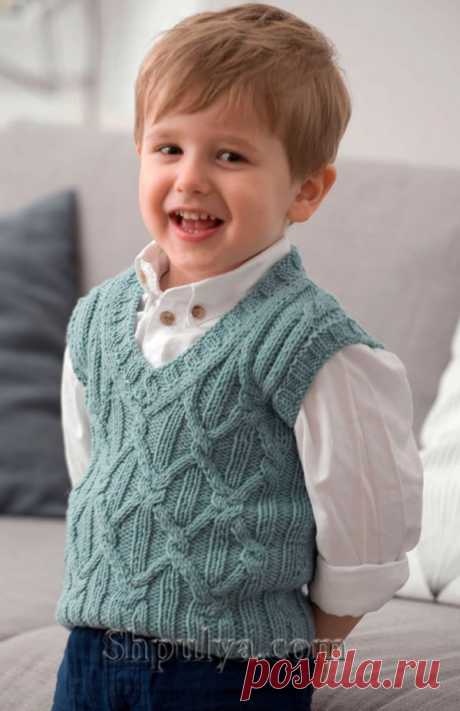 Серо-зеленый жилет с косами для мальчика. Спицы