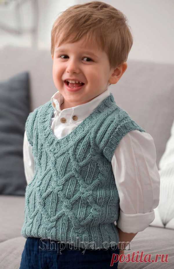 Серо-зеленый жилет с косами для мальчика. Спицы