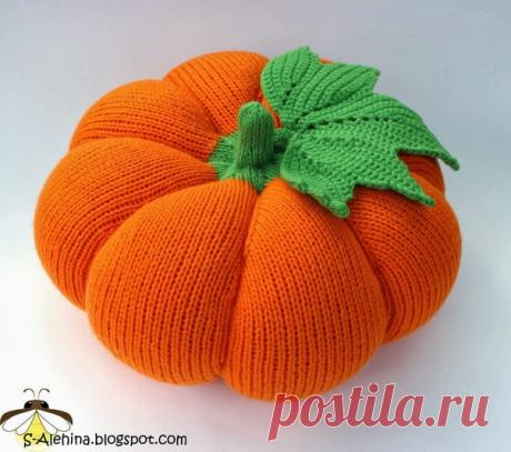 Подушка &quot;Тыква&quot; - основа домашнего уюта 

На такой солнечной подушке отлично нежиться в выходной день, болтать с друзьями, попивая ароматный теплый чай, валяться с любимым котом или собакой, играть с детьми. Такую подушку отлично подарить друзьям или знакомым. Она отлично впишется буквально в любой интерьер! https://s-alehina.blogspot.ru/2013/09/blog-post_22.html 

#ОписанияИгрушек #амигуруми #спицы