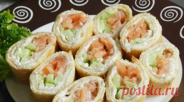 Подборка 10 закусок на Новогодний стол! 🥗

1. Рулет из лаваша. 

Ингредиенты: 
Лаваш тонкий — 2 Штуки 
Шпроты в масле — 180 Грамм 
Яйцо вареное — 2 Штуки 
Болгарский перец — 0,5-1 Штуки (зависит от размера) 
Плавленный сыр — 100 Грамм 
Майонез — 100-150 Грамм 
Зелень — 1 Пучок 

Количество порций: 6-8 

Как приготовить 