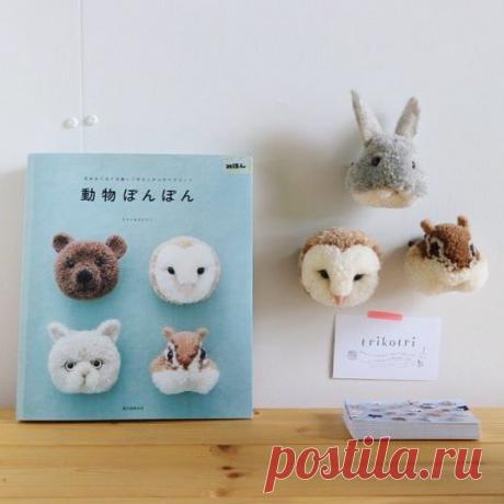 .
お久しぶり、の３匹。
昨年から、minneのアトリエ世田谷 @minne_atelier に置いていただいていた「森の動物たちのぽんぽんブローチ」が神戸に旅立ったとのことで、新たに作ったものを展示していただいています。
ものだけとり急ぎ、ぽん、と送らせていただいたのですが、アトリエのスタッフの方が本と一緒に素敵にディスプレイしてくださいました。
かわいがってもらえて、幸せそうだな。
これからもひっそりと、３匹をよろしくお願いします。
また世田谷のアトリエでは、 8/2～8/31（月曜休み）の間、今年のハンドメイド大賞の受賞作家さまたちによる合同展示会が開かれるそうです！（Nanohana Koboさん、LINDA TOKYOさん、まほめさん、HAYATOさん、snow-shoeさん）
世田谷公園のすぐ向かいのIID世田谷ものづくり学校にあるアトリエ。minne作家さまたちの勉強会や交流会が開かれたり、予約すれば撮影スペースとしても利用できるそうです。見学は予約不要だそうなので、近くにお越しの際はぜひお立ち寄りくださいね。
わたしもまた行...