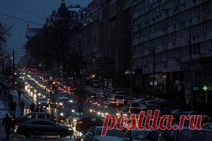 На Украине нашли способ обеспечить страну энергией. Украина планирует строить мини-электростанции для децентрализации своей энергосистемы. Об этом заявил премьер-министр республики Денис Шмыгаль. Он уточнил, что следует более активно использовать потенциал возобновляемой энергетики: солнечной, ветровой, гидрогенерации и водородных технологий.