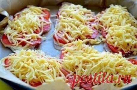 Куриные отбивные в духовке Куриные отбивные в духовке – это то блюдо, которое идеально подойдет на праздничный стол. Вкусно, быстро и просто. Ингредиенты Куриное филе – 600 г Лук – 1 шт. Помидоры – 5 шт. Сыр – 250 г Майонез – 4 ст.л Соль – по вкусу Чёрный перец молотый – 1/4 ч.л Куриное филе (грудка) разрезать поперёк на куски толщиной 2 сантиметра. Выложить куски на разделочную доску и отбить кулинарным молотком с двух сторон. Отбивные увеличатся в размере и станут тоньше. Духовку разогреть…