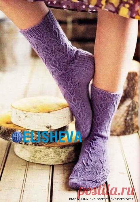 Красивые носки с узором "Тюльпаны" вязаные спицами