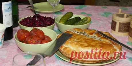 Кулебяка «Кулебяка должна быть аппетитная, бесстыдная, в своей наготе, чтобы соблазн был. Подмигнешь на нее глазом, отрежешь этакий кусище и пальцами над ней пошевелишь вот этак, от избытка чувств. Станешь ест…