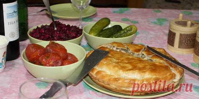 Кулебяка «Кулебяка должна быть аппетитная, бесстыдная, в своей наготе, чтобы соблазн был. Подмигнешь на нее глазом, отрежешь этакий кусище и пальцами над ней пошевелишь вот этак, от избытка чувств. Станешь ест…