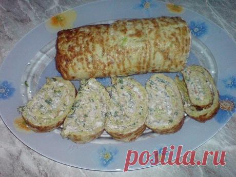 Рулет из кабачков с сыром, и чесноком 

2 шт кабачка средних

3 шт яйца

1 шт лук

1 стакан муки

соль и перец по вкусу

200 гр сыра

2 зубчика чеснока средних

1 пучок зелени

Приготовление по рецепту рулета из кабачка:

Натереть очищенный кабачок на крупной терке, добавить к нему мелко измельченный лук, яйца, муку, посолить, поперчить. Все хорошо перемешать. Выложить в прямоугольную форму на фольгу и запечь 15 мин при температуре 180 градусов (ставить в разогретую духовк...