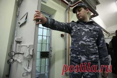 Обвиняемого в хищении Митволя оставили в СИЗО до 24 мая. Центральный районный суд Красноярска продлил на два месяца меру пресечения в виде заключения под стражу бывшему замглавы Росприроднадзора Олегу Митволю, обвиняемому в хищении 900 миллионов рублей. Подсудимому продлен срок ареста до 24 мая. Его задержали сотрудники ФСБ в московском аэропорту Внуково 10 июня 2022 года.
