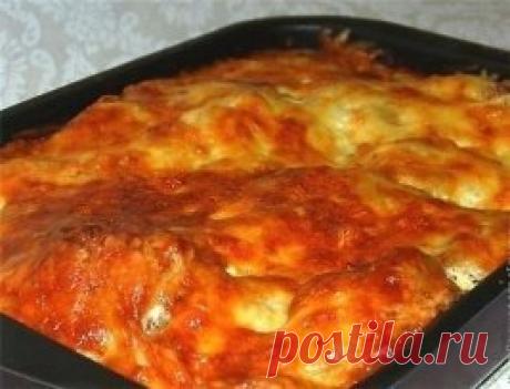 Курица, запеченная с гречкой
Крупа пропитывается соком мяса, получается гречневая каша божественного вкуса, особенно в сочетании с хмели-сунели, а сырная корочка, как фольга, сохраняет все полезные и питательные вещества внутри продукта.
Ингредиенты:
- курица средних размеров
- 2 стакана гречки
- сыр
- сметана
- лук
- чеснок
- приправа хмели-сунели
- соль
-раст. масло 1 ст л
Приготовление:
Два стакана тщательно промытой крупы укладываем на смазанный маслом противень. Сверху посыпать мелко нареза