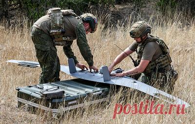 Расчет БПЛА "СКАТ 350М" обеспечил наведение и уничтожение скопления ВСУ. В Минобороны РФ отметили, что во время полета беспилотнику удалось избежать атаки дрона-"камикадзе" противника благодаря датчику обнаружения FPV-дронов