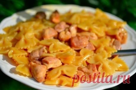 Фарфалле с курицей и мёдом

Ингредиенты:

Макароны фарфалле 500 г;
Куриная голень 700 г;
Масло сливочное 30 г;
Соус соевый 3 ст.л.;
Мед 4 ст.л.;
Соль по вкусу;

Приготовление:

1.Время приготовления - 30 минут
2.Варите фарфалле 15 минут (или сколько указано на упаковке) в большом количестве подсоленной воды. Нарежьте мясо небольшими кусочками.
3.Растопите сливочное масло в оливковом.
4.Обжарьте мясо примерно 5 минут, не солите.
5.Добавьте соевый соус.
6.И мёд. Хорошо перем...