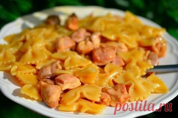 Фарфалле с курицей и мёдом

Ингредиенты:

Макароны фарфалле 500 г;
Куриная голень 700 г;
Масло сливочное 30 г;
Соус соевый 3 ст.л.;
Мед 4 ст.л.;
Соль по вкусу;

Приготовление:

1.Время приготовления - 30 минут
2.Варите фарфалле 15 минут (или сколько указано на упаковке) в большом количестве подсоленной воды. Нарежьте мясо небольшими кусочками.
3.Растопите сливочное масло в оливковом.
4.Обжарьте мясо примерно 5 минут, не солите.
5.Добавьте соевый соус.
6.И мёд. Хорошо перем...