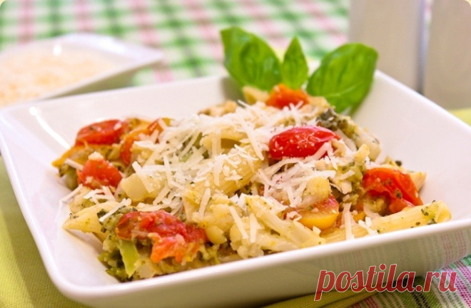 Макароны с курицей и овощами
Быстрый рецепт макарон с луком-пореем, курицей, помидорами черри, брокколи, цветной капустой и сыром.
