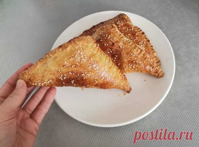 РЕЦЕПТ ДЛЯ ВСЕХ! Выпечка из слоеного теста, слойки с курицей и зеленью. Для приготовления понадобится:Тесто слоеное дрожжевое- 400 гр.Филе куриное- 200 гр.Сыр твердый- 100 гр.Сыр плавленный- 200 гр.Укроп и петрушкаЯйцо куриное- 1 шт.Кунжут- 1 ст.л.Специи по вкусу( у меня паприка, чеснок сушеный, соль и перец)