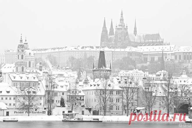 Пражский Град – старинная крепость в Чехии. Ранее в ней жили местные короли и некоторые императоры Священно Римской империи. Сейчас это резиденция президента. Считается самой большой в мире. Предполагают, что Пражский град также самый большой замок в Европе.