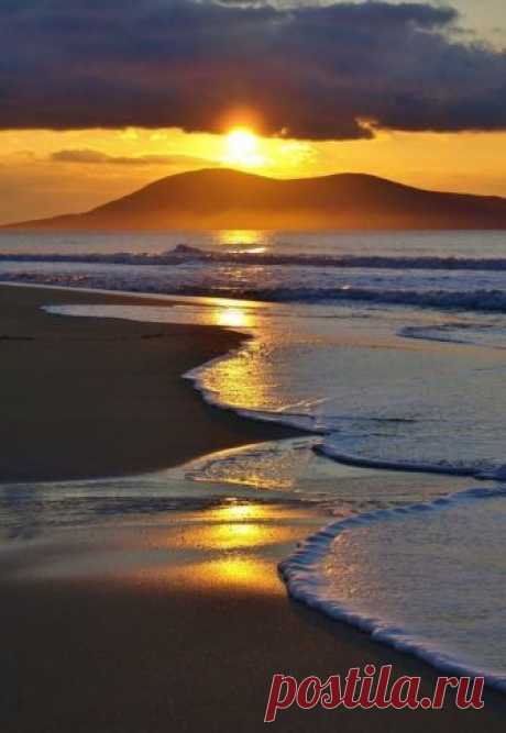 Sunset over Luskentyre beach, Isle of Harris, Scotland.