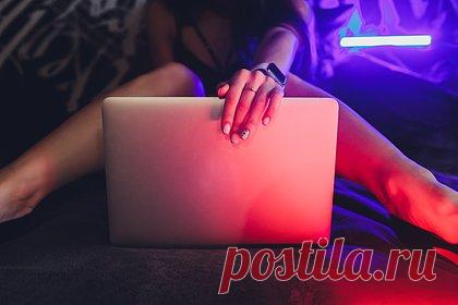 В Киргизии предложили бороться с вебкамом. Депутат Нурланбек Азыгалиев внес в парламент Киргизии законопроект, согласно которому вебкам-студиям дадут правовое определение, а сама индустрия будет криминализирована. Автор законопроекта предлагает штрафовать организаторов вебкам-студий на 198-298 тысяч рублей или лишать свободы на срок до пяти лет.