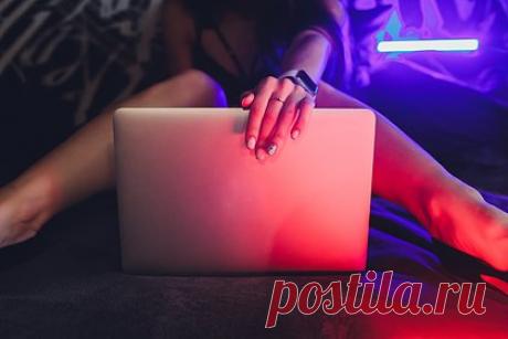 В Киргизии предложили бороться с вебкамом. Депутат Нурланбек Азыгалиев внес в парламент Киргизии законопроект, согласно которому вебкам-студиям дадут правовое определение, а сама индустрия будет криминализирована. Автор законопроекта предлагает штрафовать организаторов вебкам-студий на 198-298 тысяч рублей или лишать свободы на срок до пяти лет.