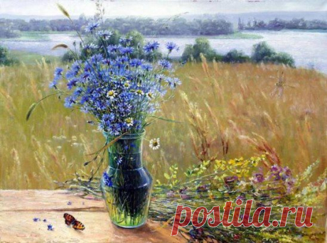 Васильки
Зеленые листы
и синие цветы –
черты почти невзрачной красоты.
И всё же васильки
небесно-глубоки
и сердцу безыскусностью близки.
Синеет василек
обсевком у дорог…
Но как же приголубил
его Бог!
(из книги «Церковнославянская вязь»)