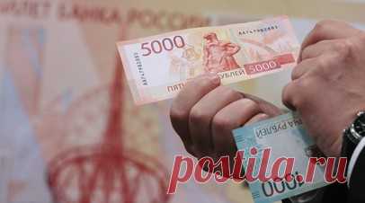 «Труднее подделать»: Банк России показал обновлённые банкноты номиналом 1000 и 5000 рублей. Банк России представил обновлённые банкноты номиналом 1000 и 5000 рублей. На тысячерублёвой купюре изображены достопримечательности Нижнего Новгорода, Казани и Уфы. Пятитысячная банкнота посвящена Екатеринбургу, Челябинску и Салехарду. Новые денежные знаки сохранят прежнюю цветовую палитру и получат специальный QR-код. Как полагают эксперты, подобная модернизация поможет дополнительно сократить число…