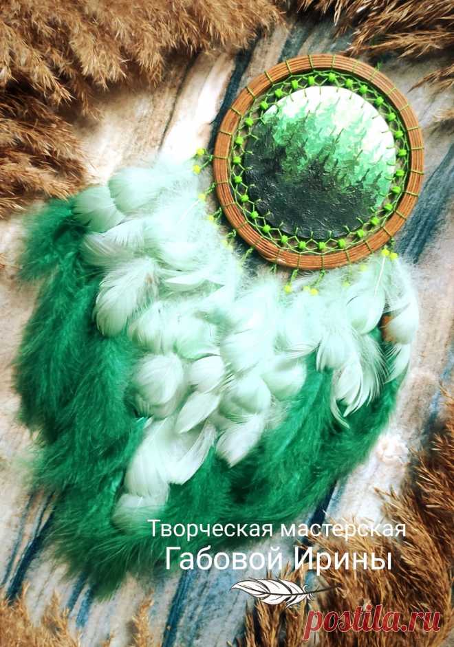 Зеленый ловец снов с рисунком леса внутри плетения с зелеными перьями, "Хранитель зимних просторов". Диаметр плетения 16 см, длина с "хвостом" 35 см. Авторская роспись по экокоже.