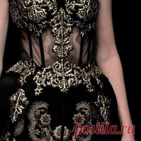 Detalles de alta costura ✨✖✨
.
.
.
.
.
.#details #detalles #highfashion #aesthetic #aesthetics #fashion #instagoth #black #outfit #gold #stylish #style #gothicdreamers