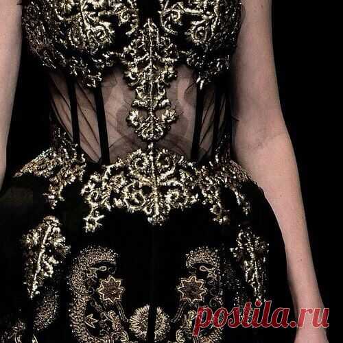 Detalles de alta costura ✨✖✨
.
.
.
.
.
.#details #detalles #highfashion #aesthetic #aesthetics #fashion #instagoth #black #outfit #gold #stylish #style #gothicdreamers