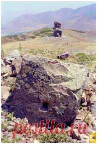 ԽԱՉՔԱՐ_Khatchkar_ХАЧКАР
Մուշի Առաքելոց Վանքում Դավիթ Անհաղթի հիշատակին կանգնեցրած խաչքարը, XII դ.(1141 թվականին)
Վիճակը 1966 եւ 2000 թթ.
Muş, Aziz Arakelots Manastırı yakınlarında, 12 ci yüzyılda Davit Anhaght (Yenilmez David) adnısına dililmiş taştan haç (Khatchkar) . 1966 daki ve 2000 yıllarındaki görünümleri.