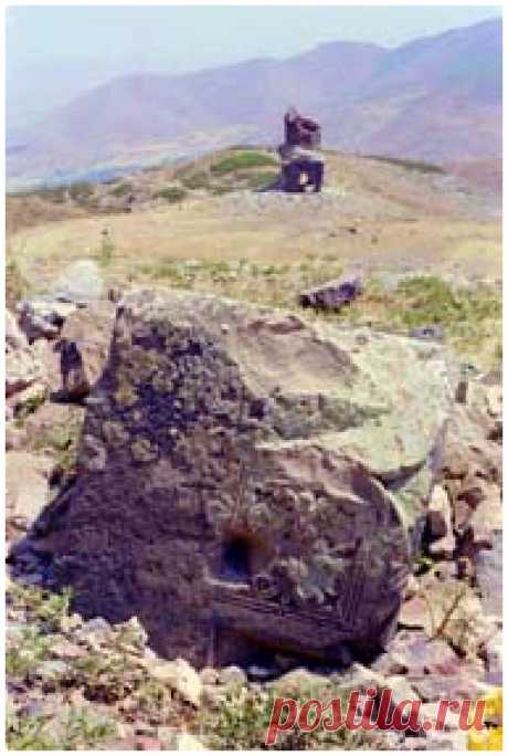 ԽԱՉՔԱՐ_Khatchkar_ХАЧКАР
Մուշի Առաքելոց Վանքում Դավիթ Անհաղթի հիշատակին կանգնեցրած խաչքարը, XII դ.(1141 թվականին)
Վիճակը 1966 եւ 2000 թթ.
Muş, Aziz Arakelots Manastırı yakınlarında, 12 ci yüzyılda Davit Anhaght (Yenilmez David) adnısına dililmiş taştan haç (Khatchkar) . 1966 daki ve 2000 yıllarındaki görünümleri.