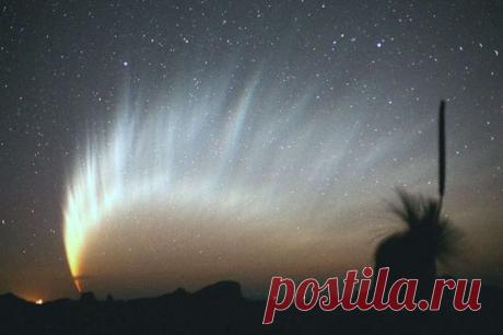 Комета МакНота, Великая комета 2007 года, была самой яркой кометой за последние 40 лет. Ее эффектный хвост растянулся по небу и представлял собой захватывающее зрелище для множества наблюдателей из мест с темным небом в южном полушарии. Полностью удивительный хвост можно было увидеть на снимках с широким полем зрения и длинными экспозициями. Голова кометы долго оставалась яркой, и ее легко можно было увидеть невооруженным глазом даже из городов.