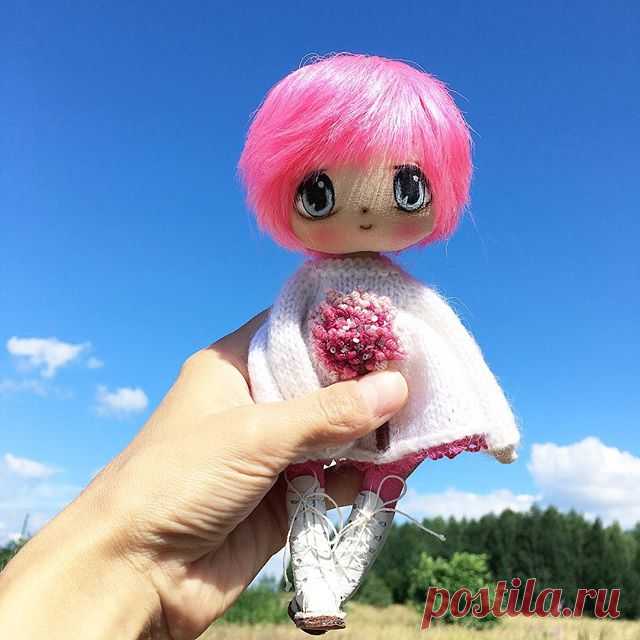 Яркая девочка  у меня сегодня появилась☺️☺️☺️год назад была похожая девочка, я ее тогда оставила у себя, а это повтор #ручнаяработа #кукла#куколка#doll