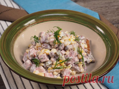 Салат с фасолью консервированной и колбасой