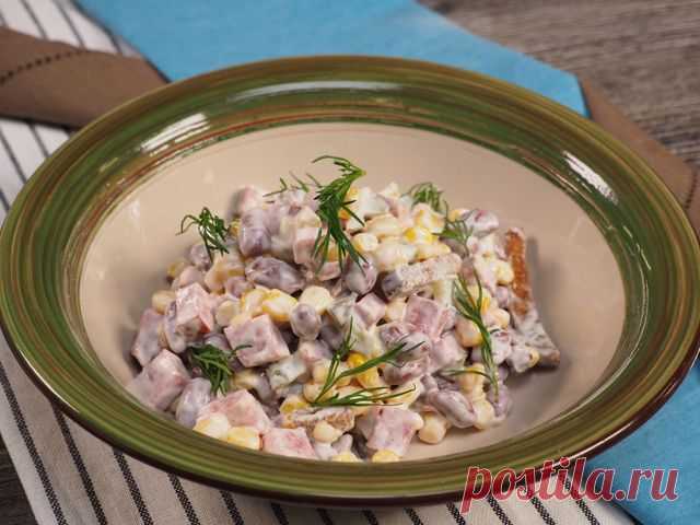 Салат с фасолью консервированной и колбасой