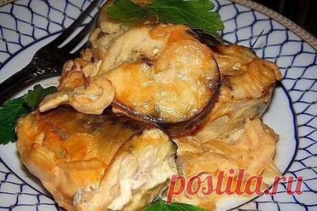 СКУМБРИЯ В ГОРЧИЧНОМ СОУСЕ 
Она получилась очень вкусной, сочной и не сухой, а просто тающей во рту...
Ингредиенты: 
● скумбрия - 2 рыбки
● репчатый лук - 1 шт.
● майонез - 2 ст. л. 
● соевый соус - 3 ст. л.
● горчица - 2 ст. л.
● зелень для подачи
Приготовление:
Скумбрию очистить от внутренностей, хорошенько вымыть и нарезать на порционные кусочки. Очищенный репчатый лук нарезать полукольцами. Для приготовления соуса смешать майонез, соевый соус и горчицу (соль добавлять не надо), масса до
