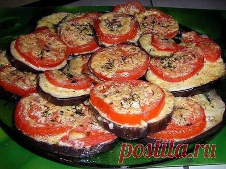 9 Самых вкуснейших рецептов из баклажан!

1. Рецепт - из баклажан по-армянски 

Для армянского угощения баклажаны (7кг.) нарезают соломкой, солят и кладут под гнет на ночь. На утро подготовленные баклажаны поджаривают по частям на сковороде (как картошку), смешивают с отдельно поджаренным репчатым луком (2 кг.), также шинкованным соломкой, заправляют измельченным чесноком (100 гp.), солью, готовой смесью хмели-сунели (по вкусу) и полчаса тушат, помешивая массу. Затем раскл...
