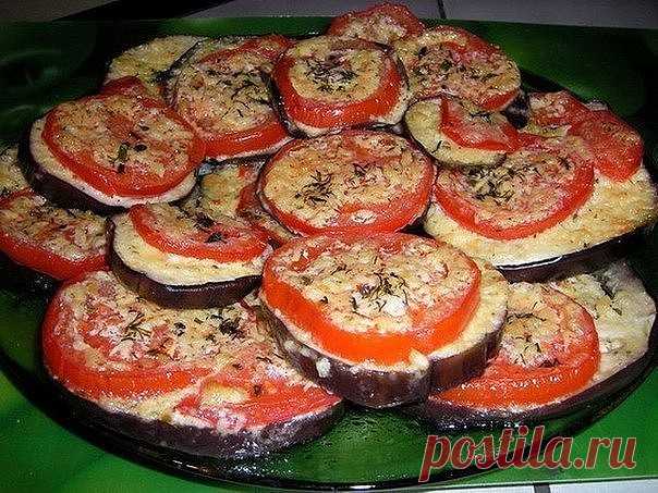9 Самых вкуснейших рецептов из баклажан!

1. Рецепт - из баклажан по-армянски 

Для армянского угощения баклажаны (7кг.) нарезают соломкой, солят и кладут под гнет на ночь. На утро подготовленные баклажаны поджаривают по частям на сковороде (как картошку), смешивают с отдельно поджаренным репчатым луком (2 кг.), также шинкованным соломкой, заправляют измельченным чесноком (100 гp.), солью, готовой смесью хмели-сунели (по вкусу) и полчаса тушат, помешивая массу. Затем раскл...