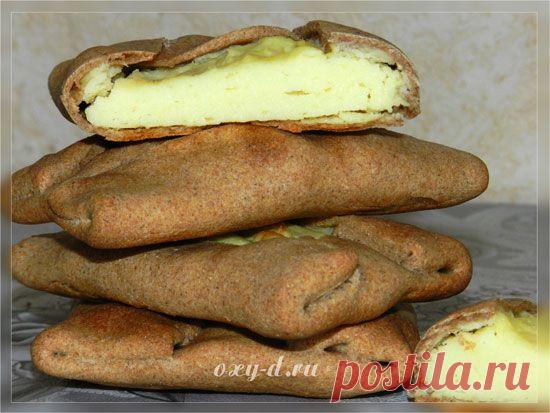 Калитки. Это очень вкусные пирожки из ржаной муки. Представьте себе свежую, тонкую, хрустящую корочку ржаного хлеба, щедро намазанную картофельным пюре. Разве это может кому-то не понравится? | Просто Вкусно