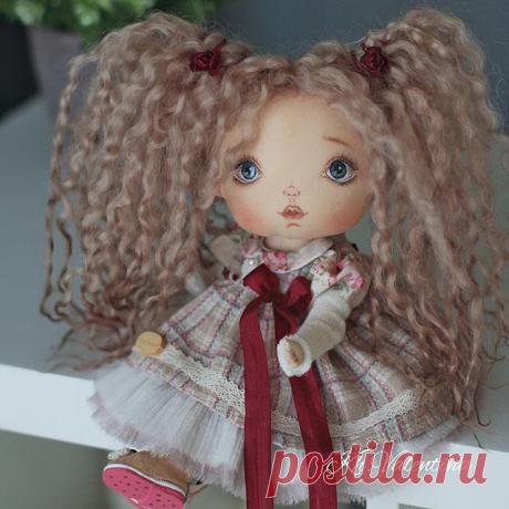 БРОНЬ ❗️❗️❗️Малышка продаётся (SALE)
Возможно для кого-то эта Кроха станет неожиданно приятным подарком под Новый год. . .  Малышки  выполнены из ткани ( американский хлопок ) Грунтована полностью, Личико расписано пастелью и акрилом, наполнена Теплом и Любовью❤️. Тончайший Итальянский Батист, мягкий хлопок, фактурный японский хлопок, шёлковые ленты использованы для создания наряда ребёнка 👗Натуральная замша использована  Мною для создания Туфелек 👠 .
Малышка уверенно си...