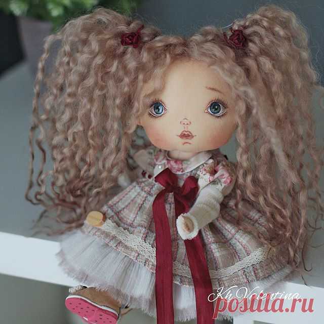 БРОНЬ ❗️❗️❗️Малышка продаётся (SALE)
Возможно для кого-то эта Кроха станет неожиданно приятным подарком под Новый год. . .  Малышки  выполнены из ткани ( американский хлопок ) Грунтована полностью, Личико расписано пастелью и акрилом, наполнена Теплом и Любовью❤️. Тончайший Итальянский Батист, мягкий хлопок, фактурный японский хлопок, шёлковые ленты использованы для создания наряда ребёнка 👗Натуральная замша использована  Мною для создания Туфелек 👠 .
Малышка уверенно си...