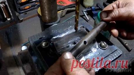 Приспособа для сверления отверстий по центру трубы Иногда возникает необходимость просверлить круглую трубу или кругляк, однако сделать это оказывается весьма проблематично. Впрочем, можно сделать простую