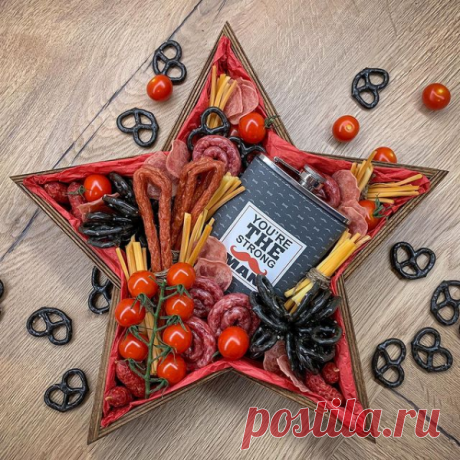 Мужской букет 129. Звезда корпоративный подарок на 23 февраля Более 100 букетов в боксах по цене от 1700 руб.
Состав: снеки, сыр, фляга, колбасы

Фляга в стоимость букета не входит и может быть заменена на любые другие ингредиенты например напиток в бутылке, чай или кофе и т.д.
