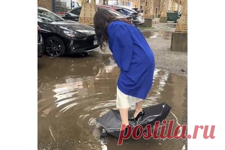 Девушка в туфлях на шпильках неожиданным образом перебралась через лужу и взорвала соцсети