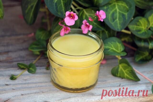 РЕЦЕПТ МАЗИ,КОТОРАЯ ЛЕЧИТ 100 БОЛЕЗНЕЙ!!!!
 
Список болезней, которые излечивает мазь:
 
Гнойные отиты – нужно ватку скрутить жгутиком и обмакнуть в мазь. Вставить жгутик в ухо. Одновременно мазью смазать и за ухом. Жгутик меняйте по мере необходимости. Гной выйдет без проколов хирурга. Действие мази ликвидирует воспалительный процесс и обеспечит отток гноя из среднего уха;
Гайморит – при самых запущенных формах гайморита нужно растопить мазь в ложке и теплой набрать в пип...