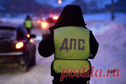 На российской трассе произошло три аварии с участием восьми машин. На российской трассе «Кемерово — Новокузнецк» произошло три автоаварии с участием восьми машин. Предварительно установлено, что причиной массового ДТП является несоблюдение безопасного скоростного режима и дистанции с учетом сложных дорожных условий. Также сообщается, что пострадал 19-летний водитель.