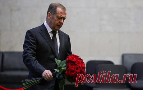 Медведев приехал в ЦКБ на прощание с Ивановым. Зампред Совбеза возложил букет алых роз к гробу в траурном зале