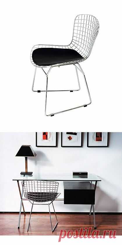 Этот сетчатый стул Wire Side Chair сделан известным итальянским дизайнером Гарри Бертойя (Harry Bertoia), автором удивительных шедевров модернизма из обычной металлической проволоки. Сваренный из алюминиевых прутьев по особой технологии и дополненный кожаной подушкой стул получилась не только необычным, но и невероятно комфортным. Ручная работа!