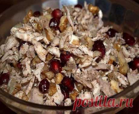 Салат "Остряк". - ВКУСНОТИЩА НЕОБЫКНОВЕННАЯ!!! ОБЯЗАТЕЛЬНО сохраняйте СЕБЕ такое СОКРОВИЩЕ Болгарский перец – 1 кг., + зрелые помидоры – 3 кг., + репчатый лук – 1 кг., + морковь – 1 кг., + сахар – 6 ст. ложек с горкой, + растительное масло – 300 гр., + уксус 6% – 6 ст. ложек, + соль – 6 ст. ложек без горки. Рецепт приготовления салата на зиму "Остряк": Овощи хорошо промыть и обсушить. Помидоры нарезать ломтиками, лук – полукольцами. Сладкий перец и морковь нарезать соломко...