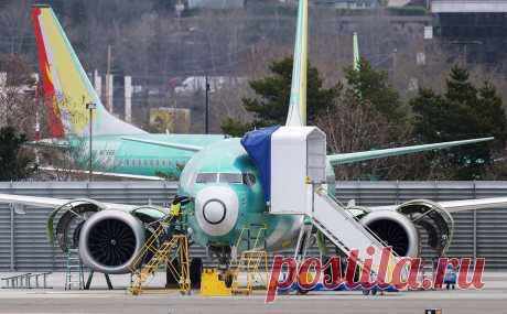 Boeing призвала проверять новые самолеты 737 MAX из-за ослабления болтов. Boeing 737 MAX начали летать в 2017 году, однако после двух катастроф в 2018-2019 годах их полеты приостановили. Крушения происходили из-за неисправностей системы улучшения управления маневрированием MCAS, их устранили